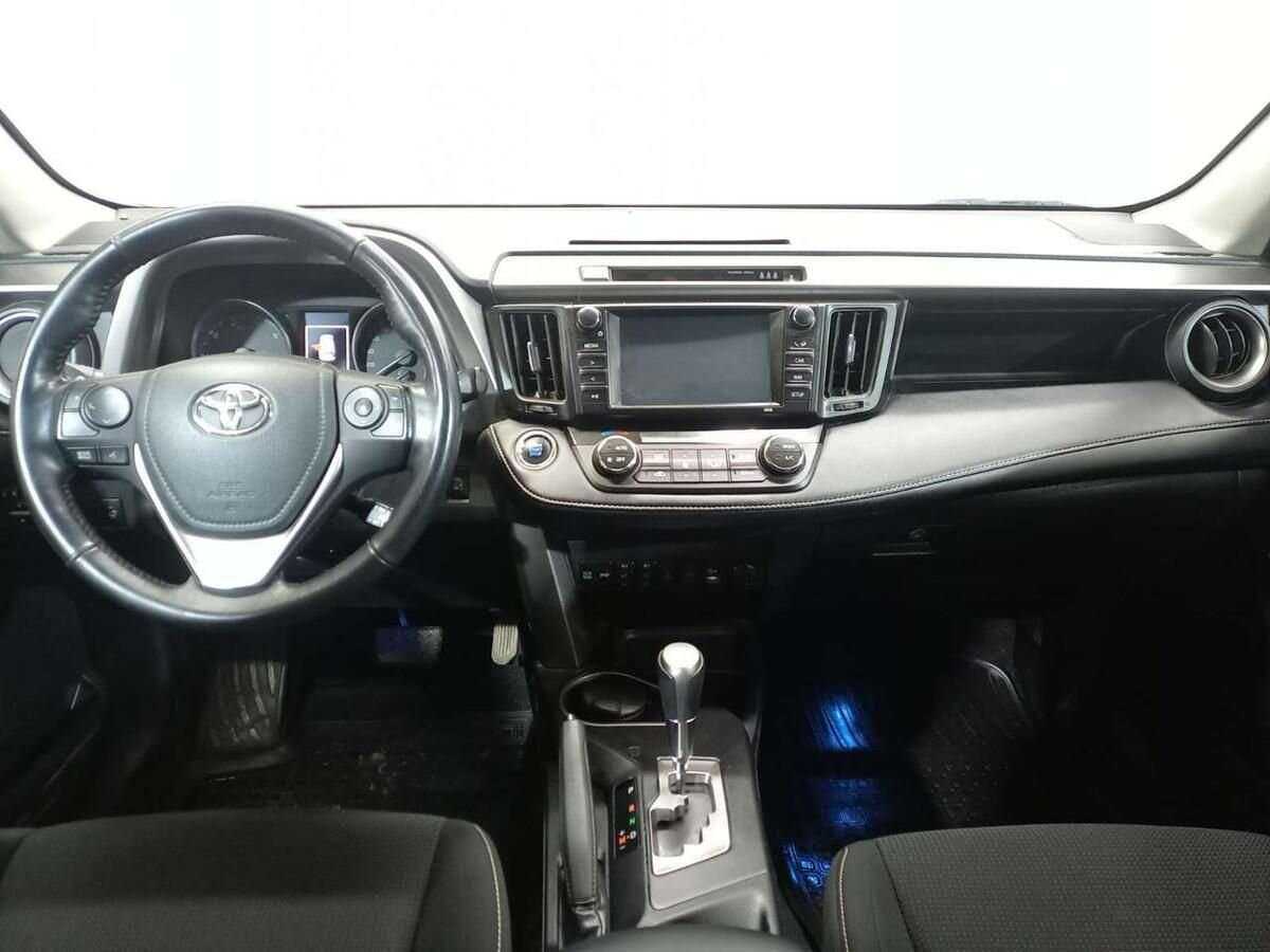 Toyota RAV4 с пробегом — 2018 год. Фото: #8