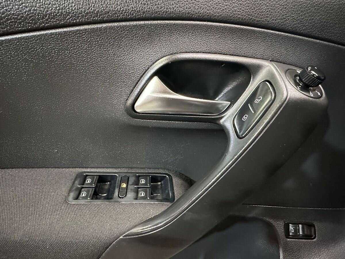 Volkswagen Polo с пробегом — 2011 год. Фото: #12