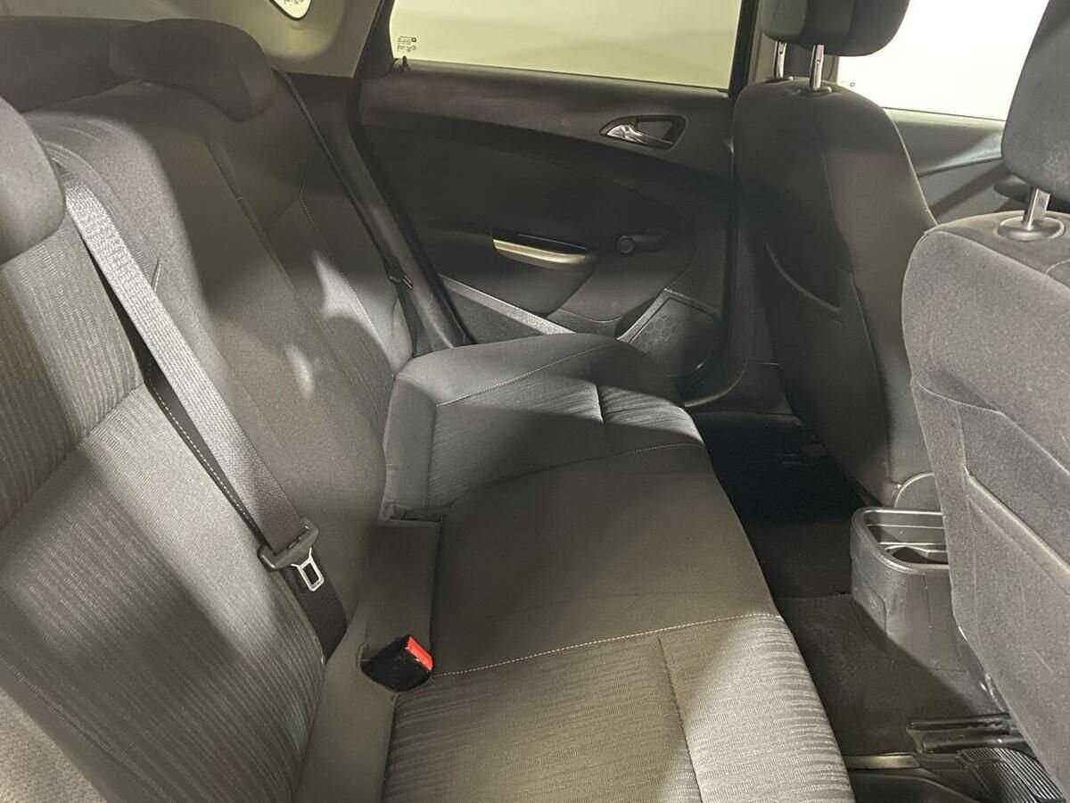 Opel Astra с пробегом — 2010 год. Фото: #10