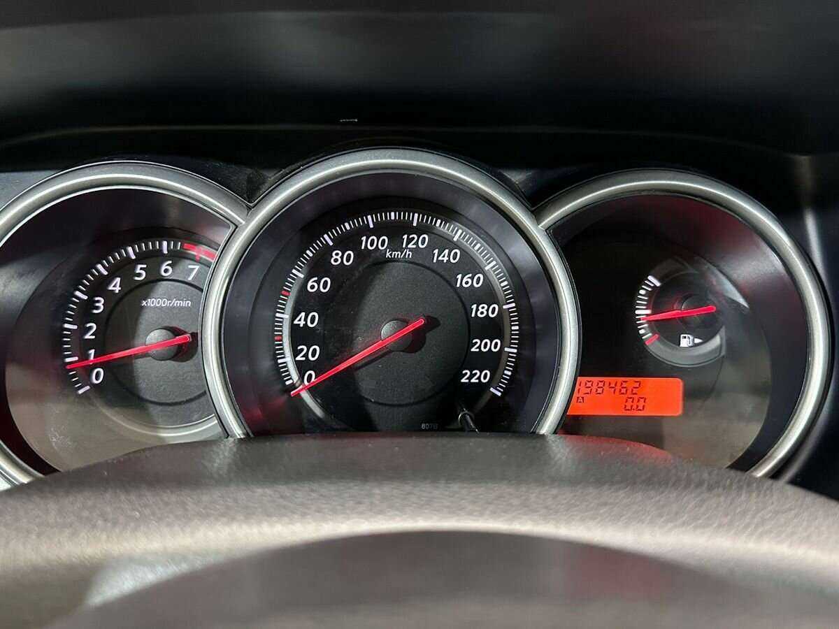 Nissan Tiida с пробегом — 2010 год. Фото: #11