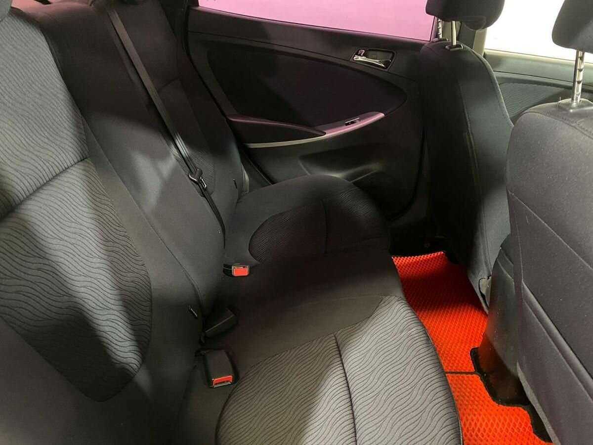 Hyundai Solaris с пробегом — 2013 год. Фото: #10