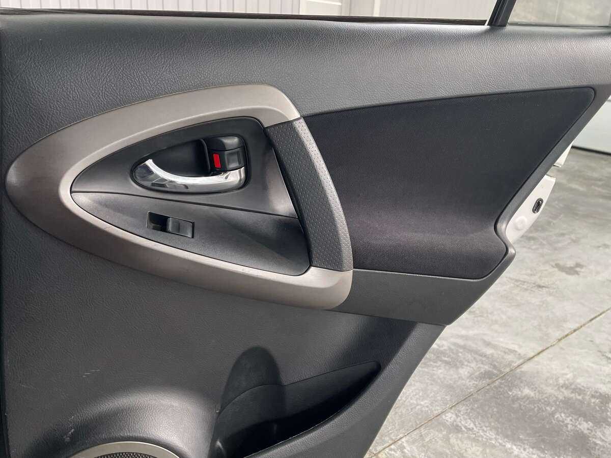 Toyota RAV4 с пробегом — 2008 год. Фото: #16