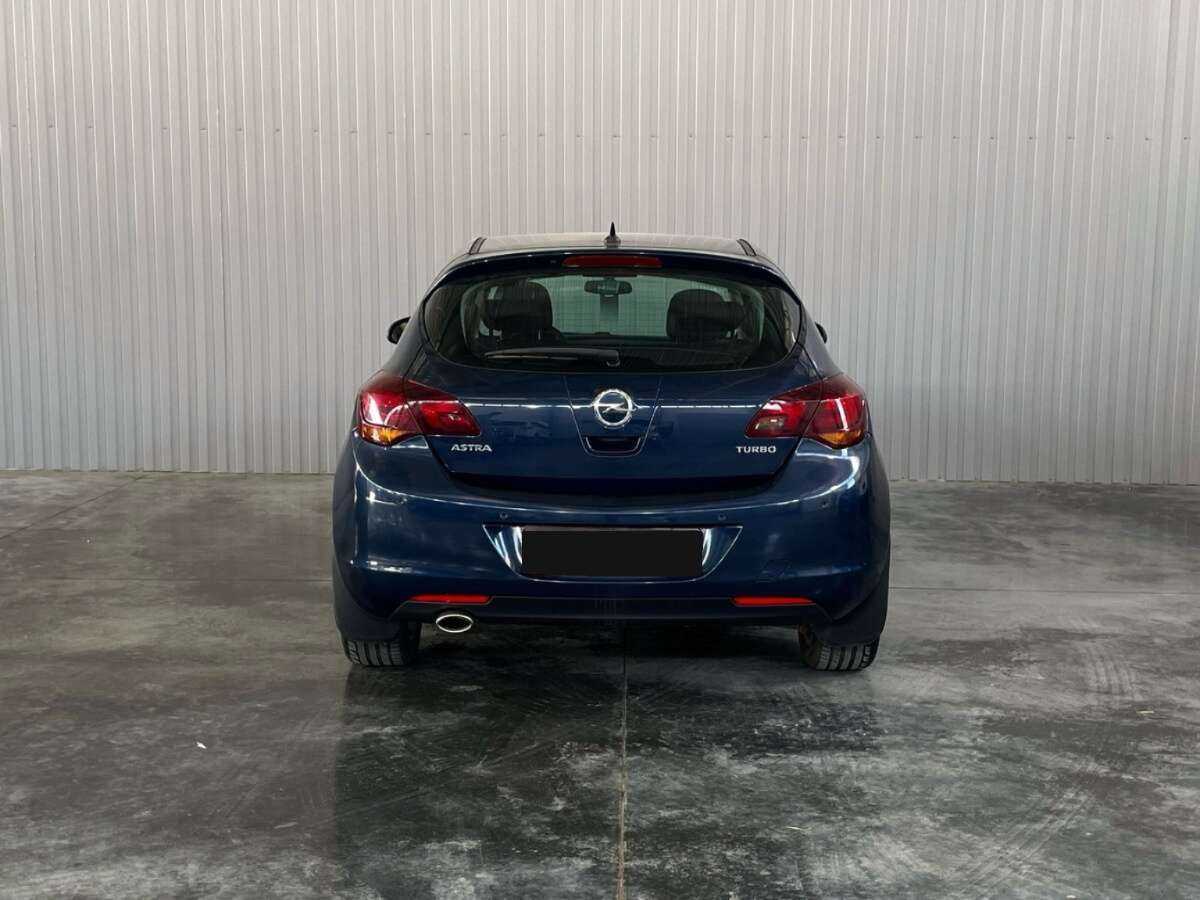 Opel Astra с пробегом — 2011 год. Фото: #5