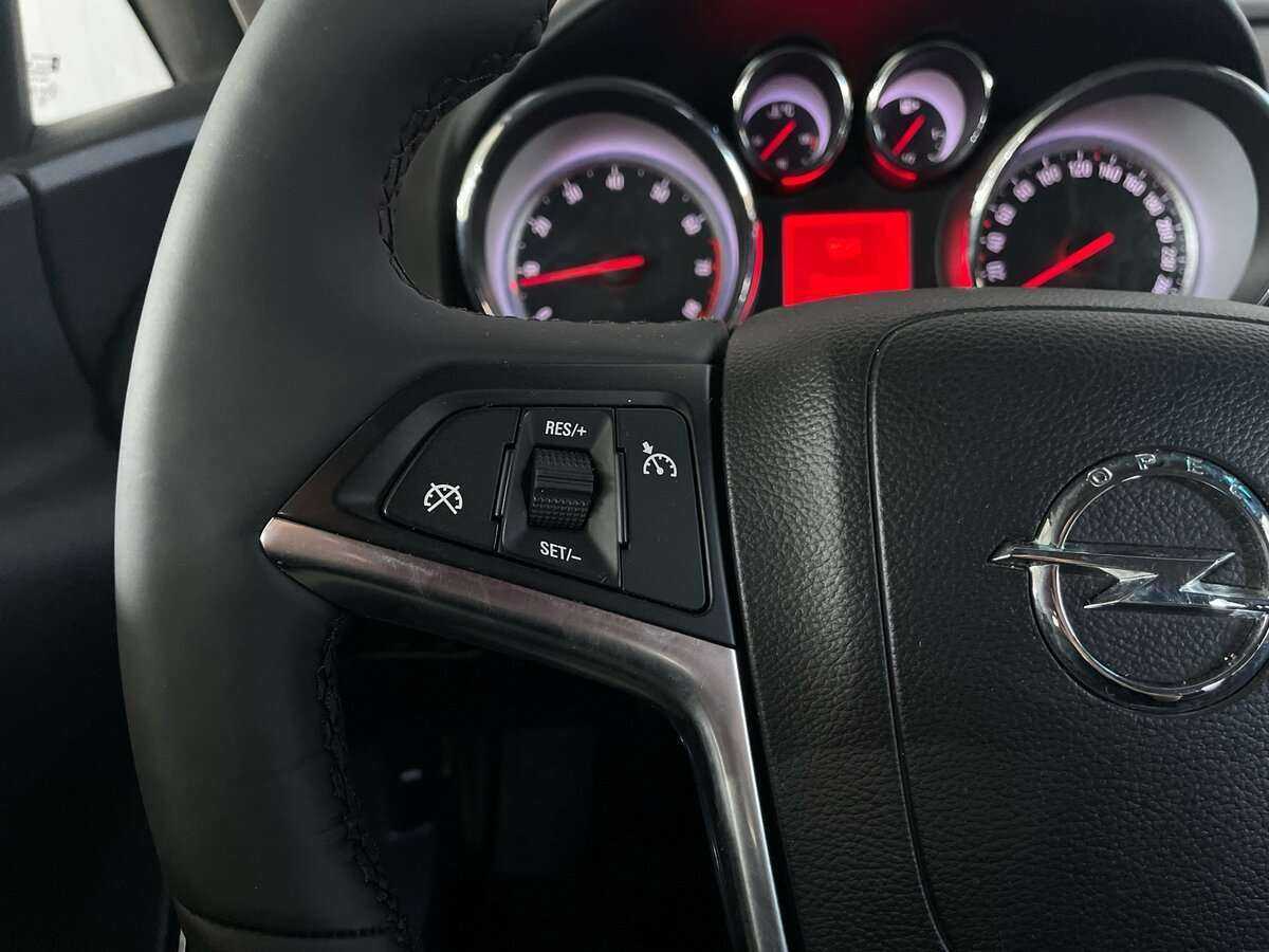 Opel Astra с пробегом — 2011 год. Фото: #10