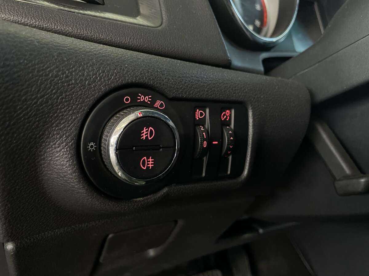 Opel Astra с пробегом — 2011 год. Фото: #12