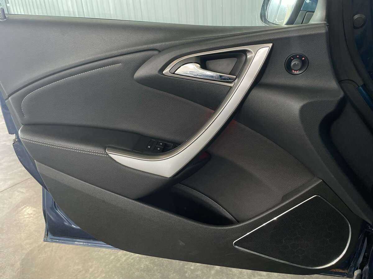 Opel Astra с пробегом — 2011 год. Фото: #18