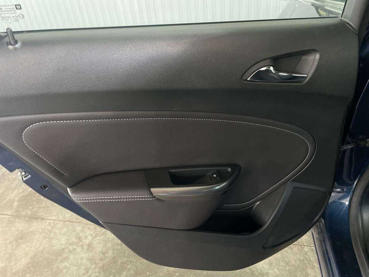 Opel Astra с пробегом — 2011 год. Фото: #19