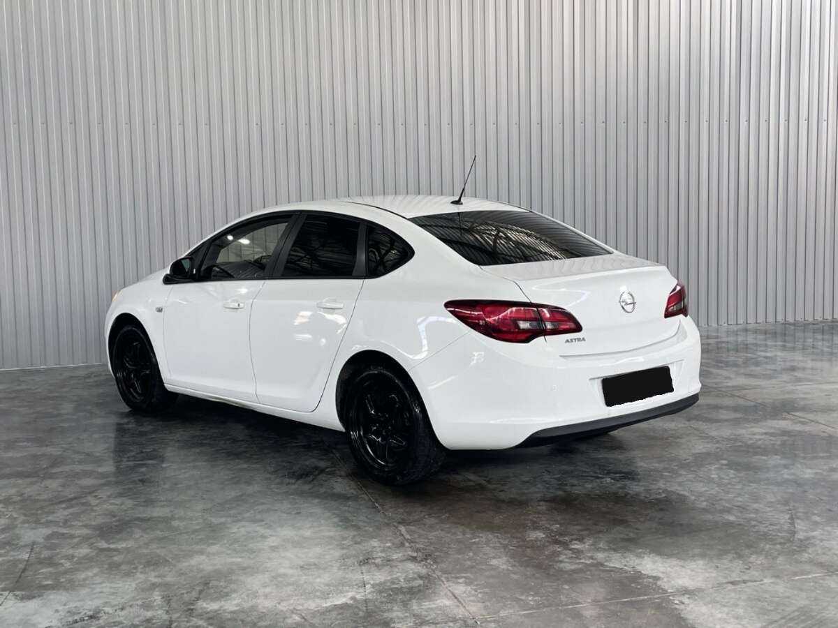 Opel Astra с пробегом — 2013 год. Фото: #6