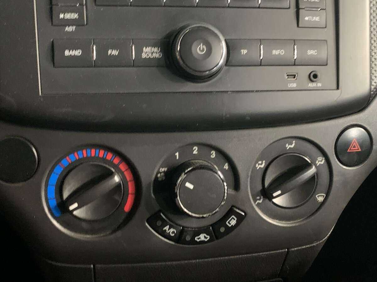 Chevrolet Aveo с пробегом — 2010 год. Фото: #11