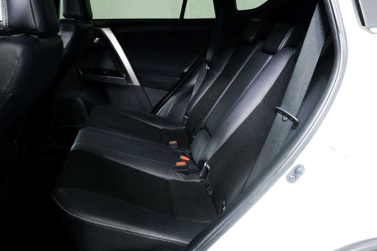 Toyota RAV4 с пробегом — 2016 год. Фото: #11