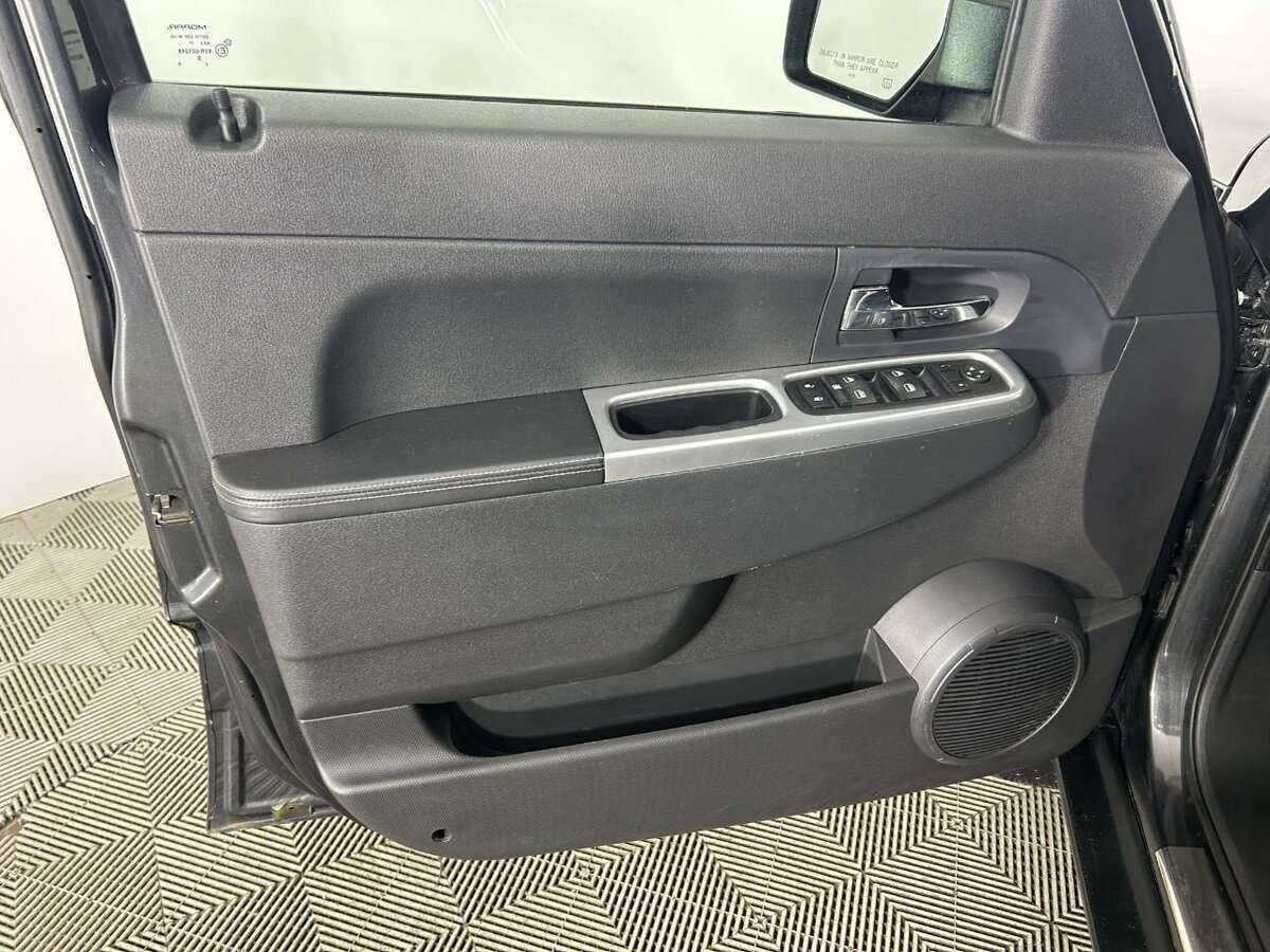 Jeep Cherokee с пробегом — 2010 год. Фото: #7