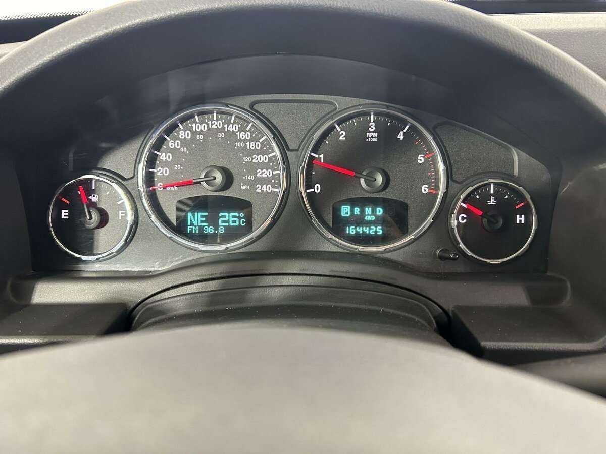 Jeep Cherokee с пробегом — 2010 год. Фото: #10