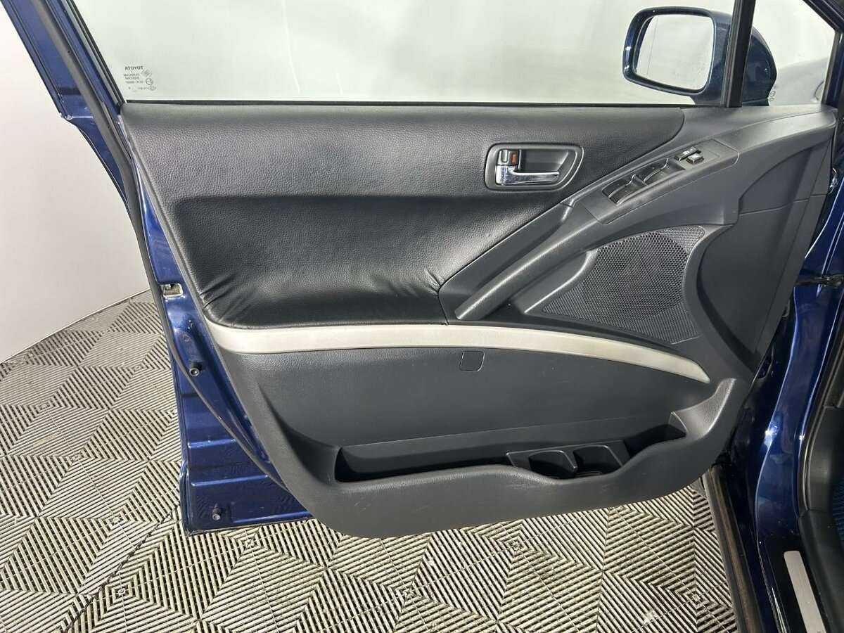 Toyota Corolla Verso с пробегом — 2006 год. Фото: #7