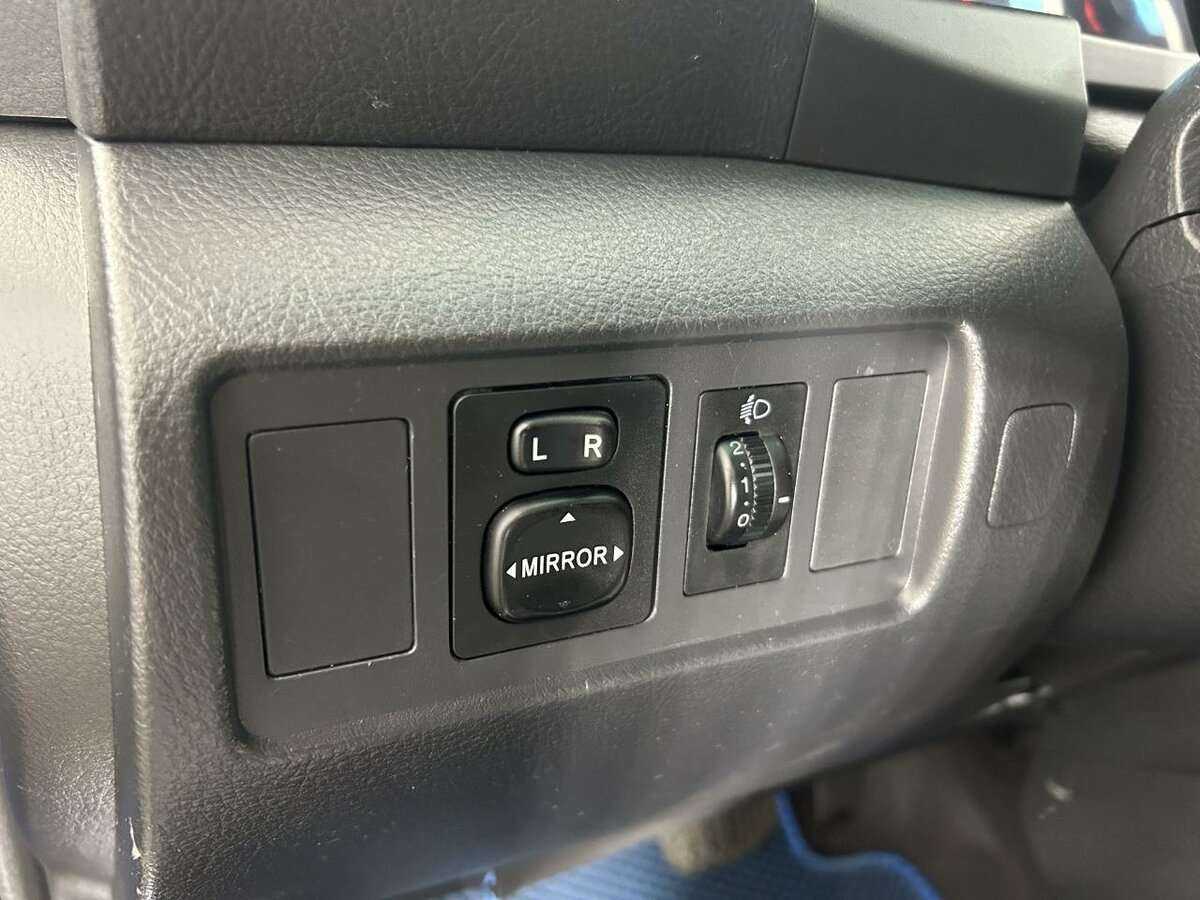 Toyota Corolla Verso с пробегом — 2006 год. Фото: #8