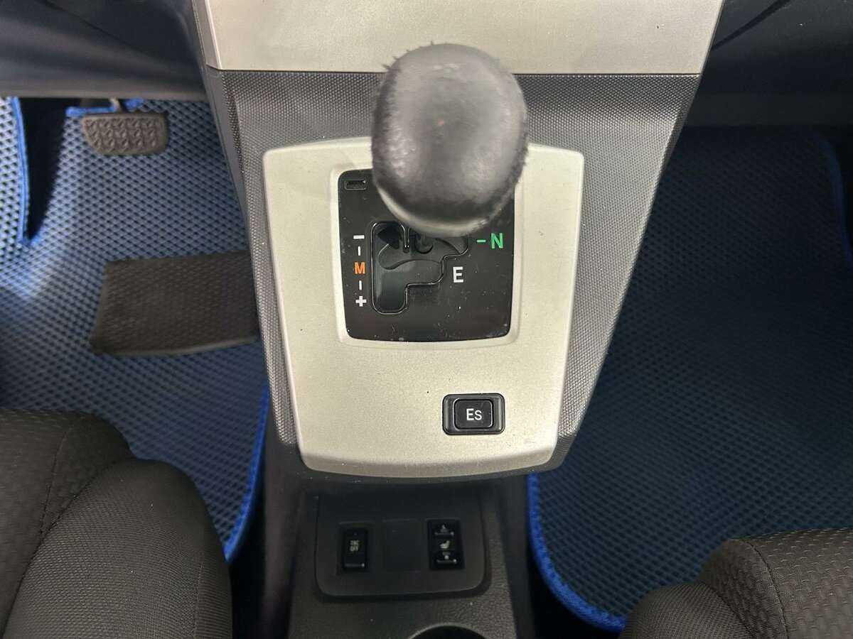 Toyota Corolla Verso с пробегом — 2006 год. Фото: #12