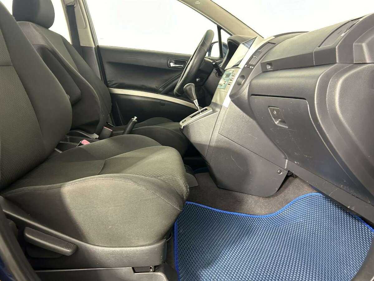 Toyota Corolla Verso с пробегом — 2006 год. Фото: #13