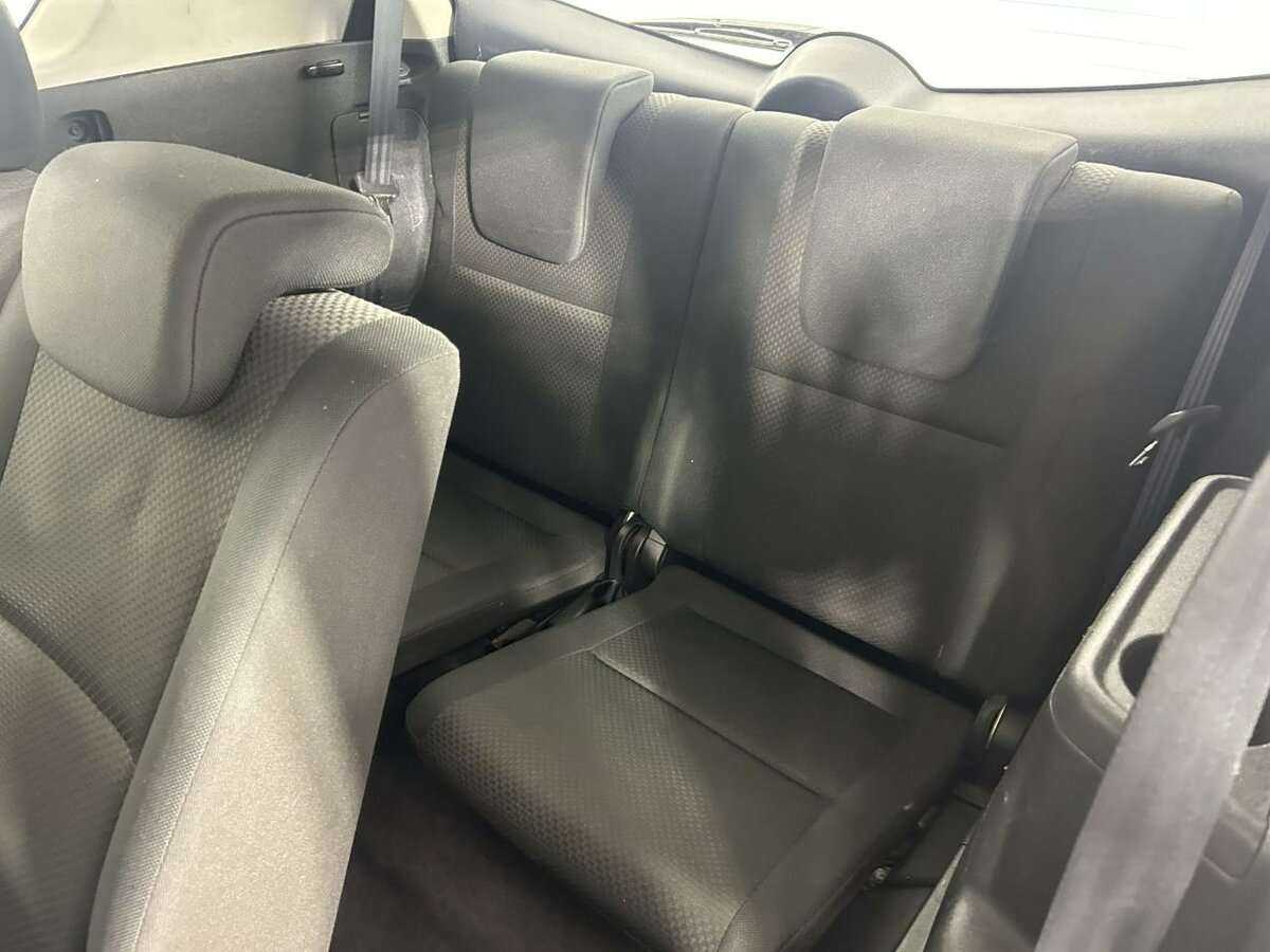 Toyota Corolla Verso с пробегом — 2006 год. Фото: #16