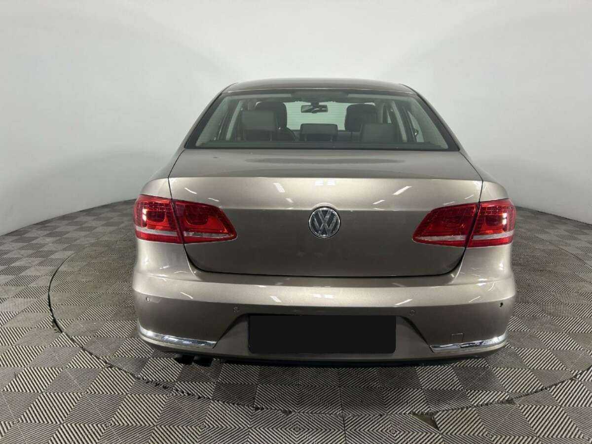 Volkswagen Passat с пробегом — 2011 год. Фото: #2