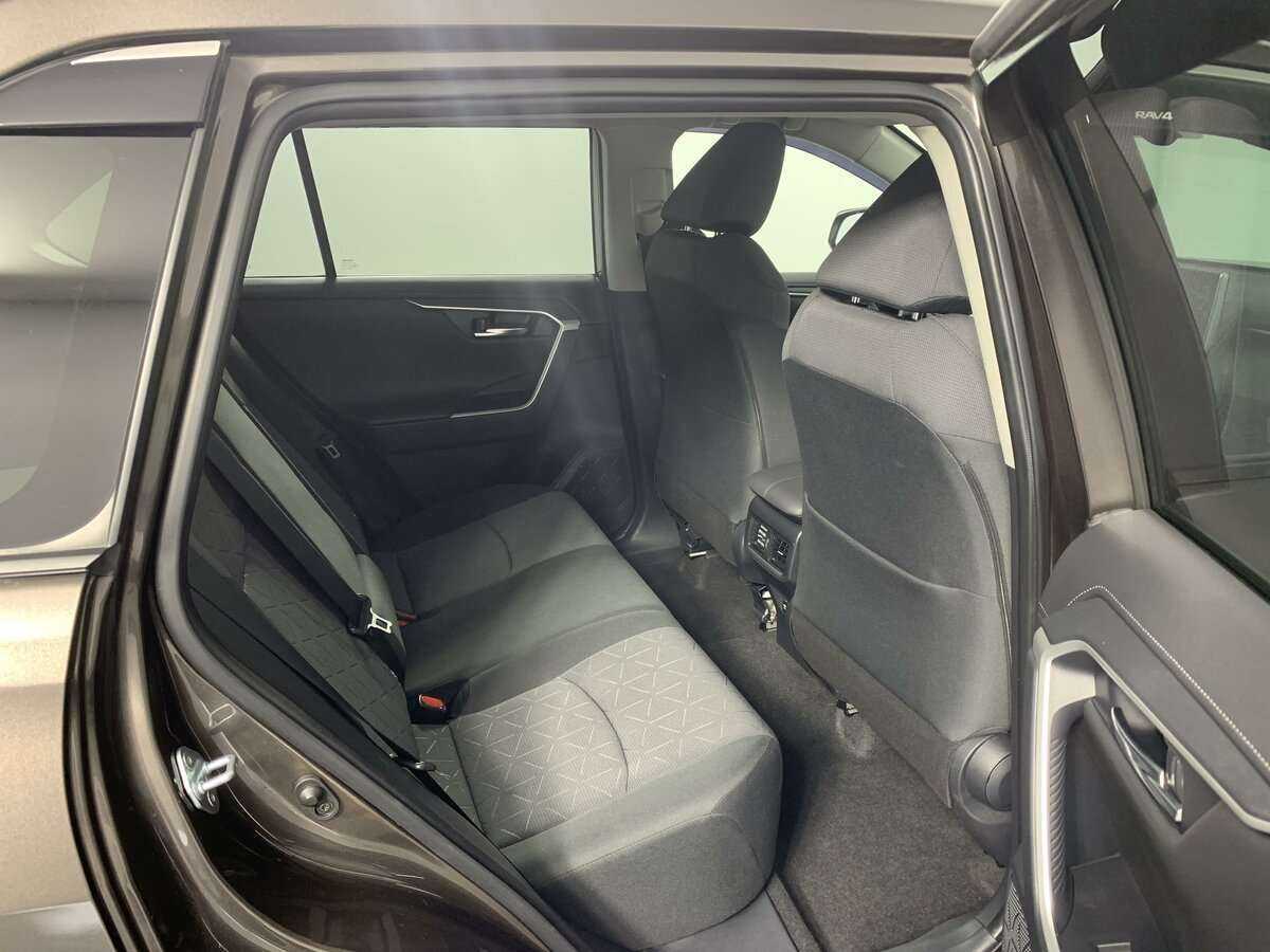 Toyota RAV4 с пробегом — 2021 год. Фото: #17