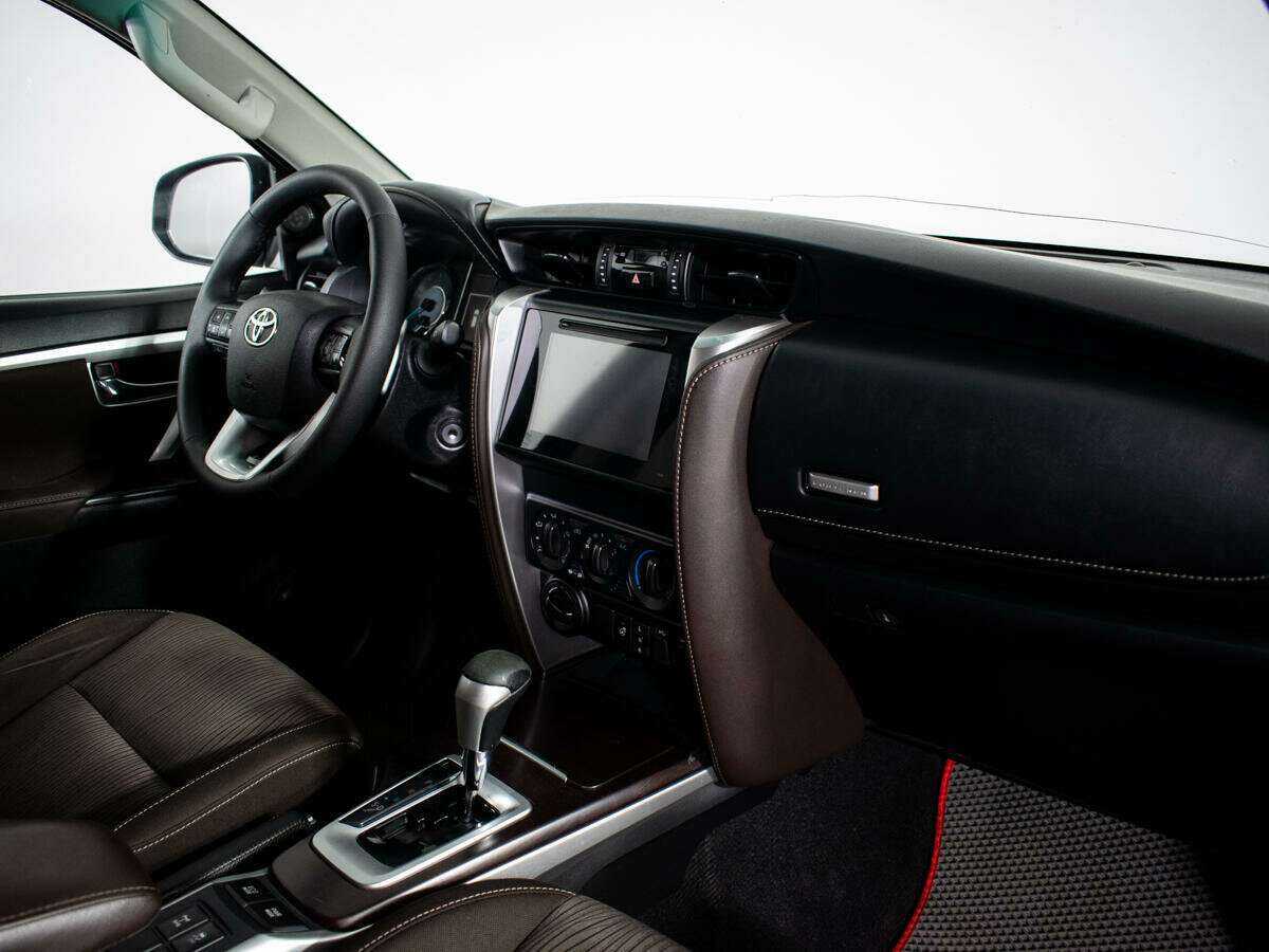 Toyota Fortuner с пробегом — 2018 год. Фото: #6