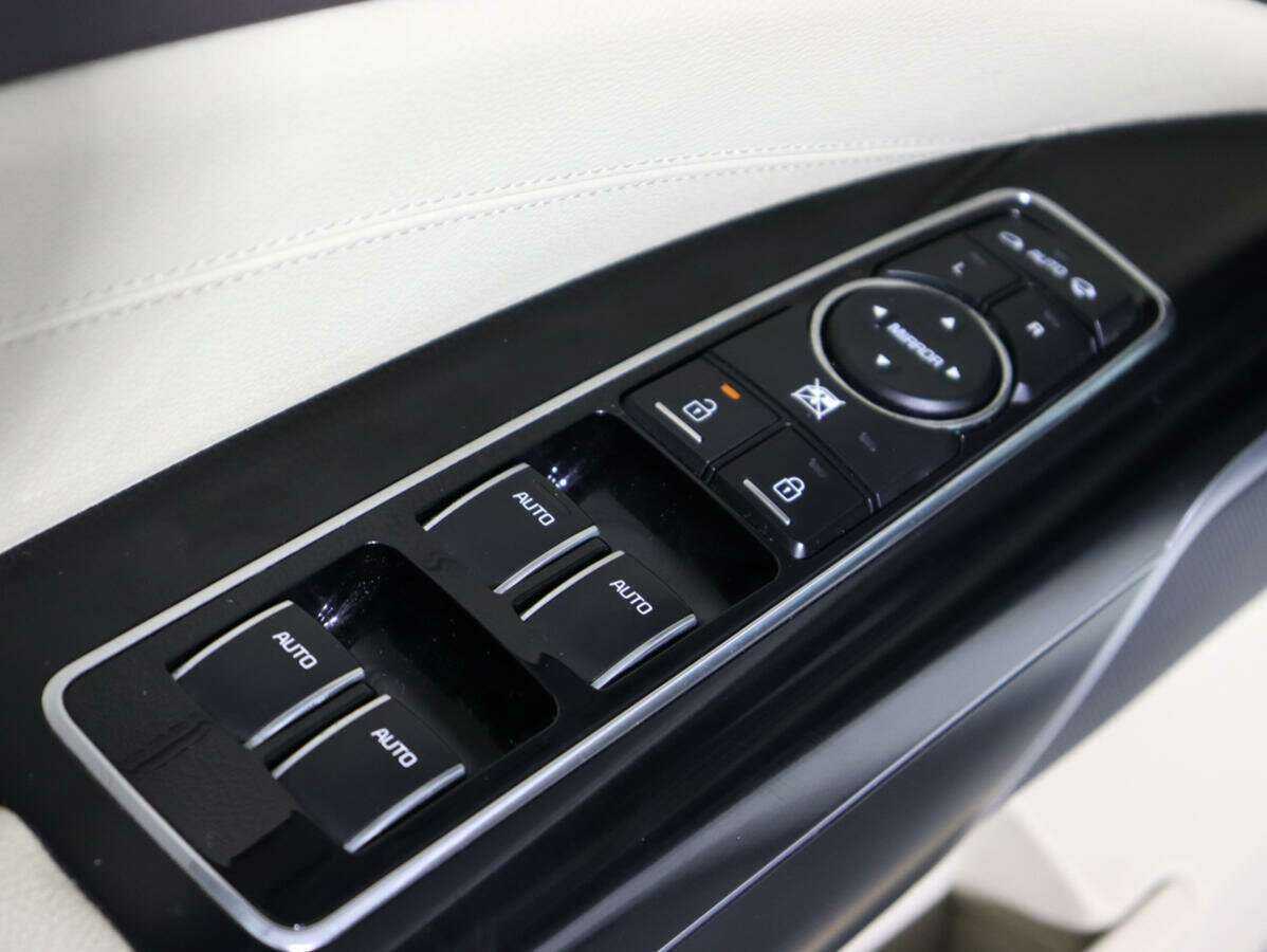 Kia Quoris с пробегом — 2013 год. Фото: #18