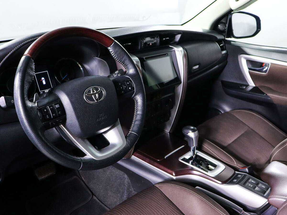 Toyota Fortuner с пробегом — 2018 год. Фото: #11