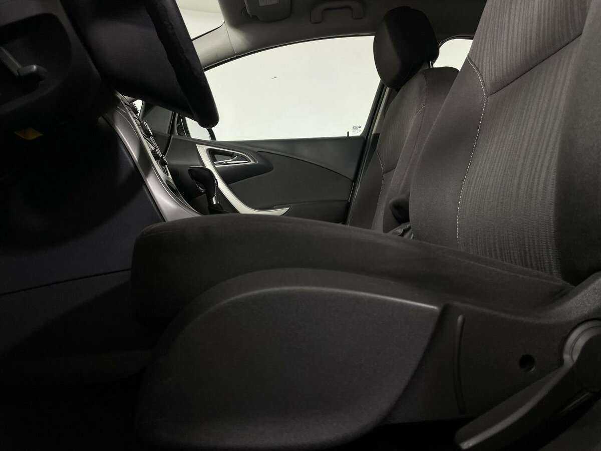 Opel Astra с пробегом — 2011 год. Фото: #9