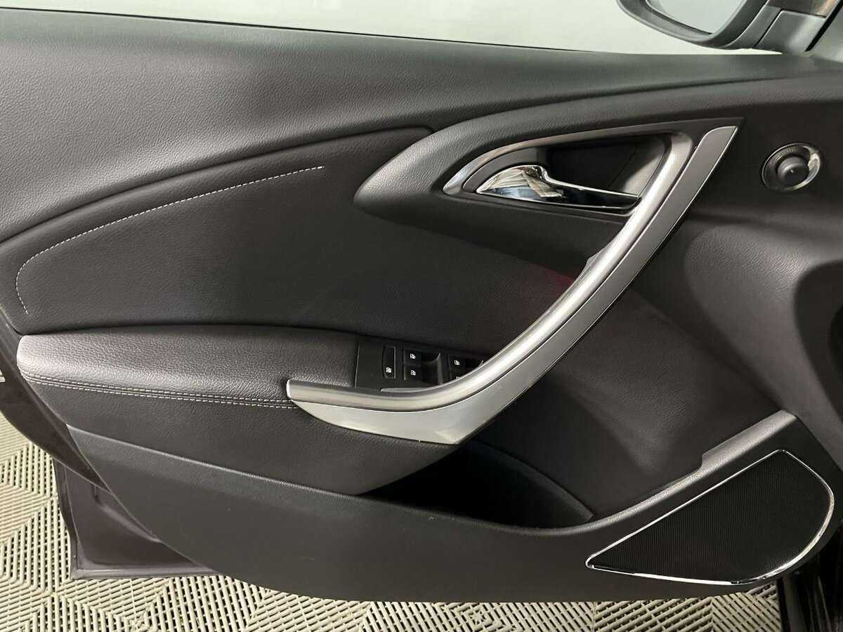 Opel Astra с пробегом — 2012 год. Фото: #7