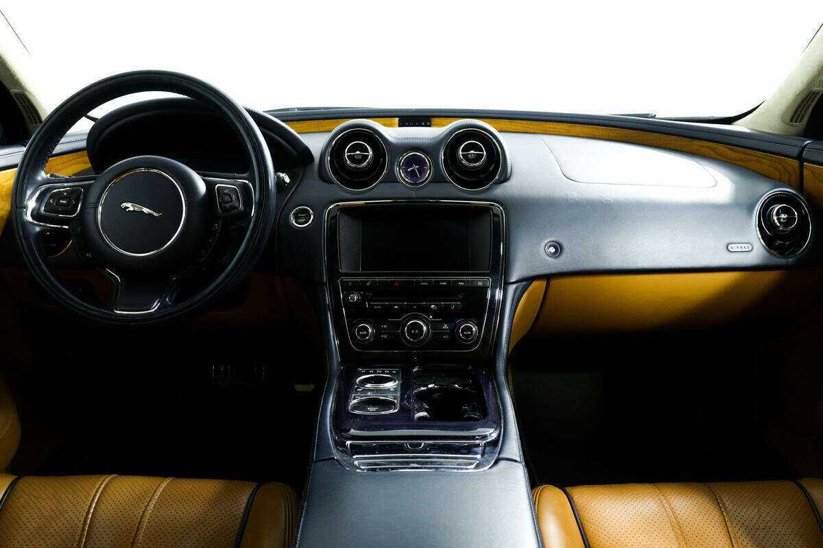 Jaguar XJ с пробегом — 2013 год. Фото: #10