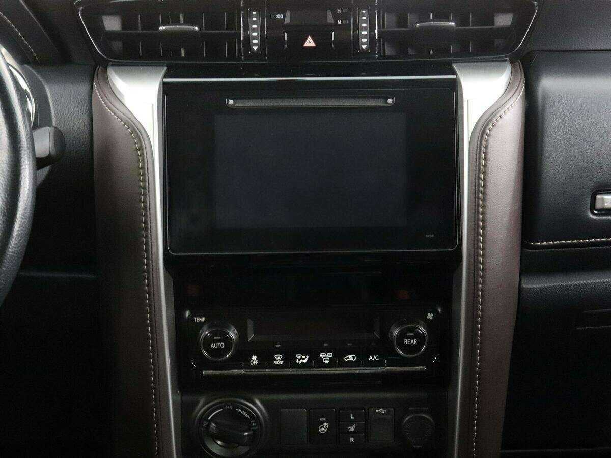 Toyota Fortuner с пробегом — 2017 год. Фото: #12