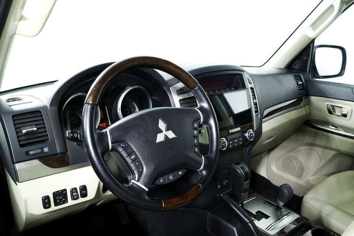 Mitsubishi Pajero с пробегом — 2019 год. Фото: #13