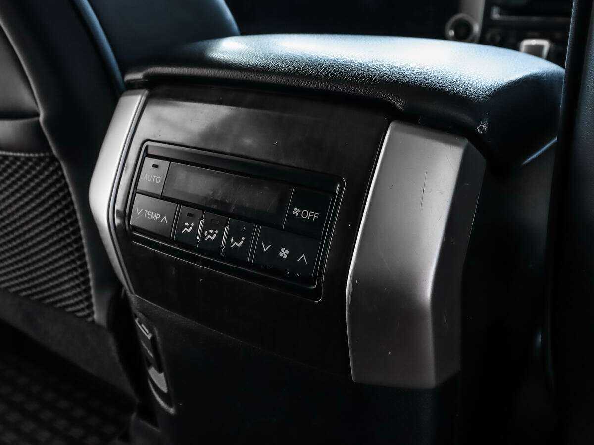 Toyota Land Cruiser Prado с пробегом — 2012 год. Фото: #12