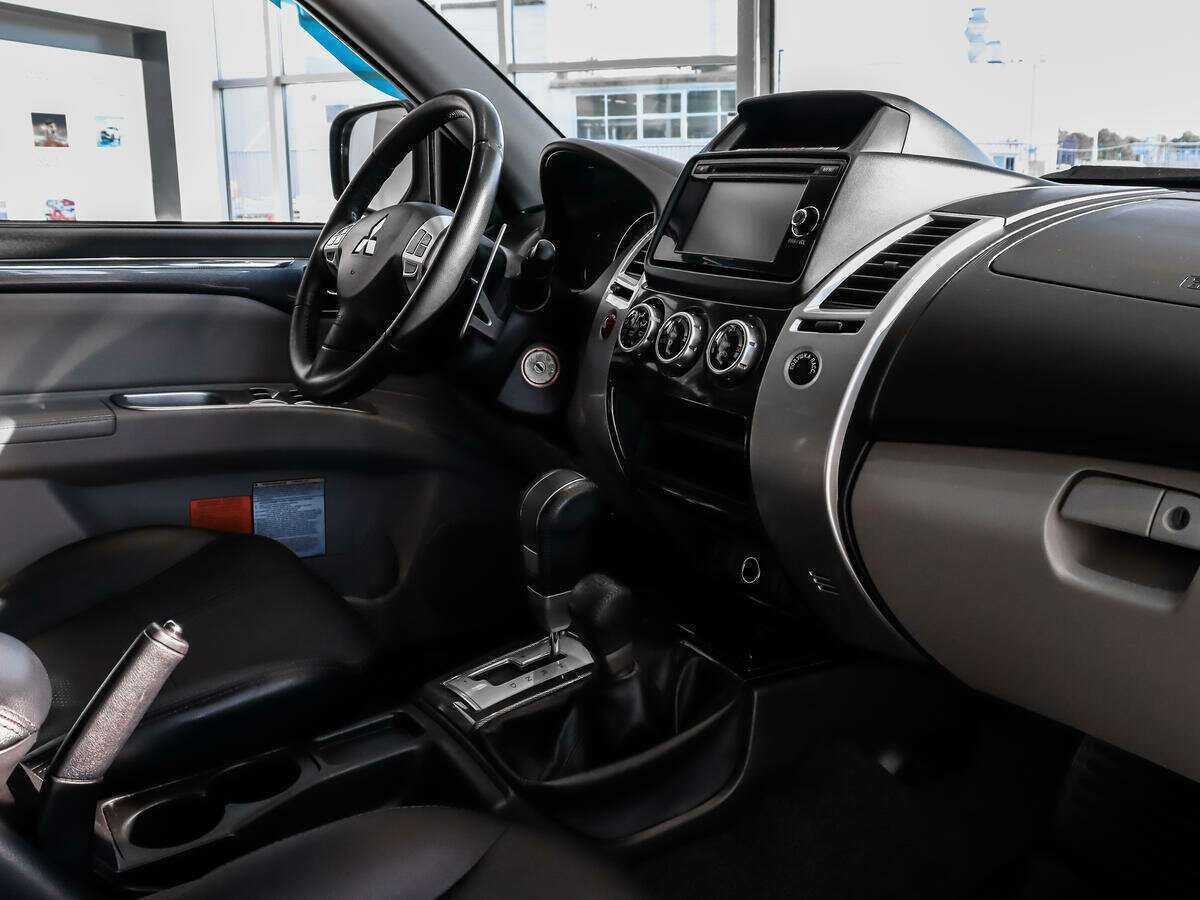 Mitsubishi Pajero Sport с пробегом — 2015 год. Фото: #11