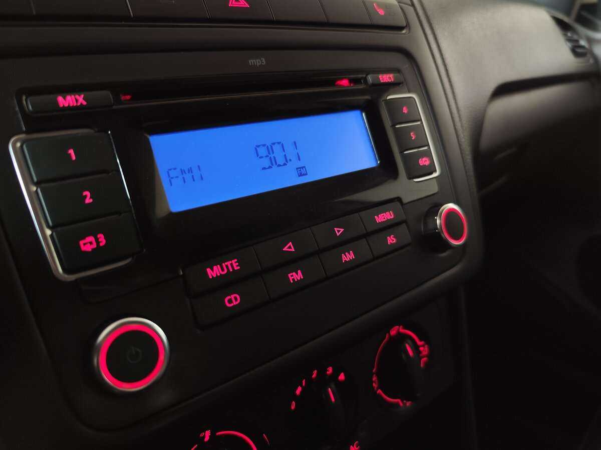 Volkswagen Polo с пробегом — 2011 год. Фото: #10