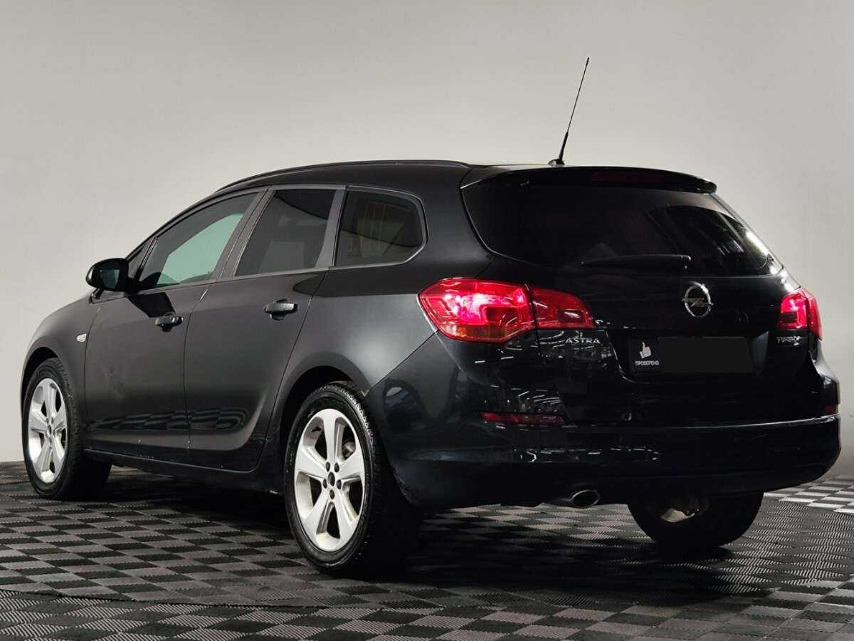 Opel Astra с пробегом — 2012 год. Фото: #4