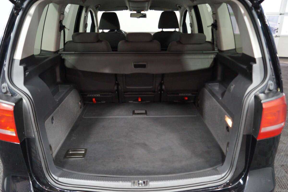 Volkswagen Touran с пробегом — 2012 год. Фото: #6