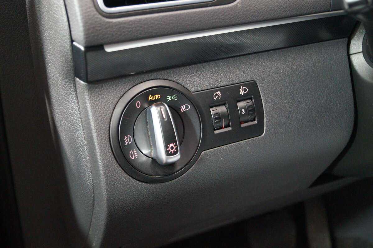 Volkswagen Touran с пробегом — 2012 год. Фото: #14