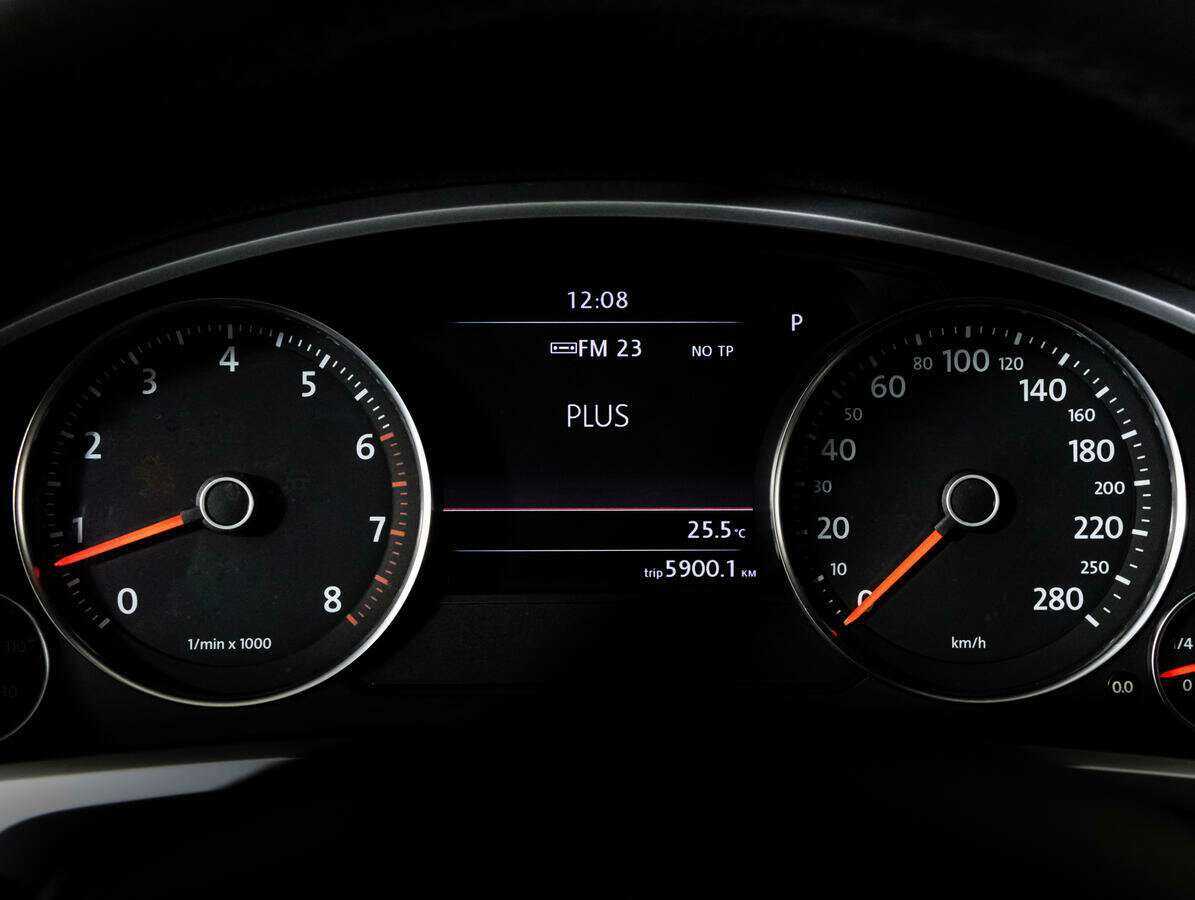 Volkswagen Touareg с пробегом — 2012 год. Фото: #14