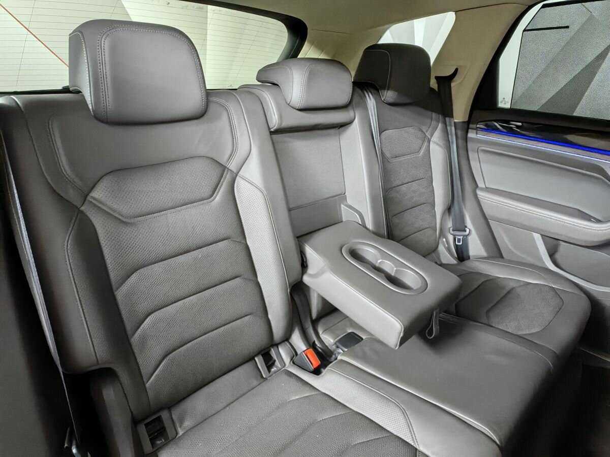 Volkswagen Touareg с пробегом — 2018 год. Фото: #12