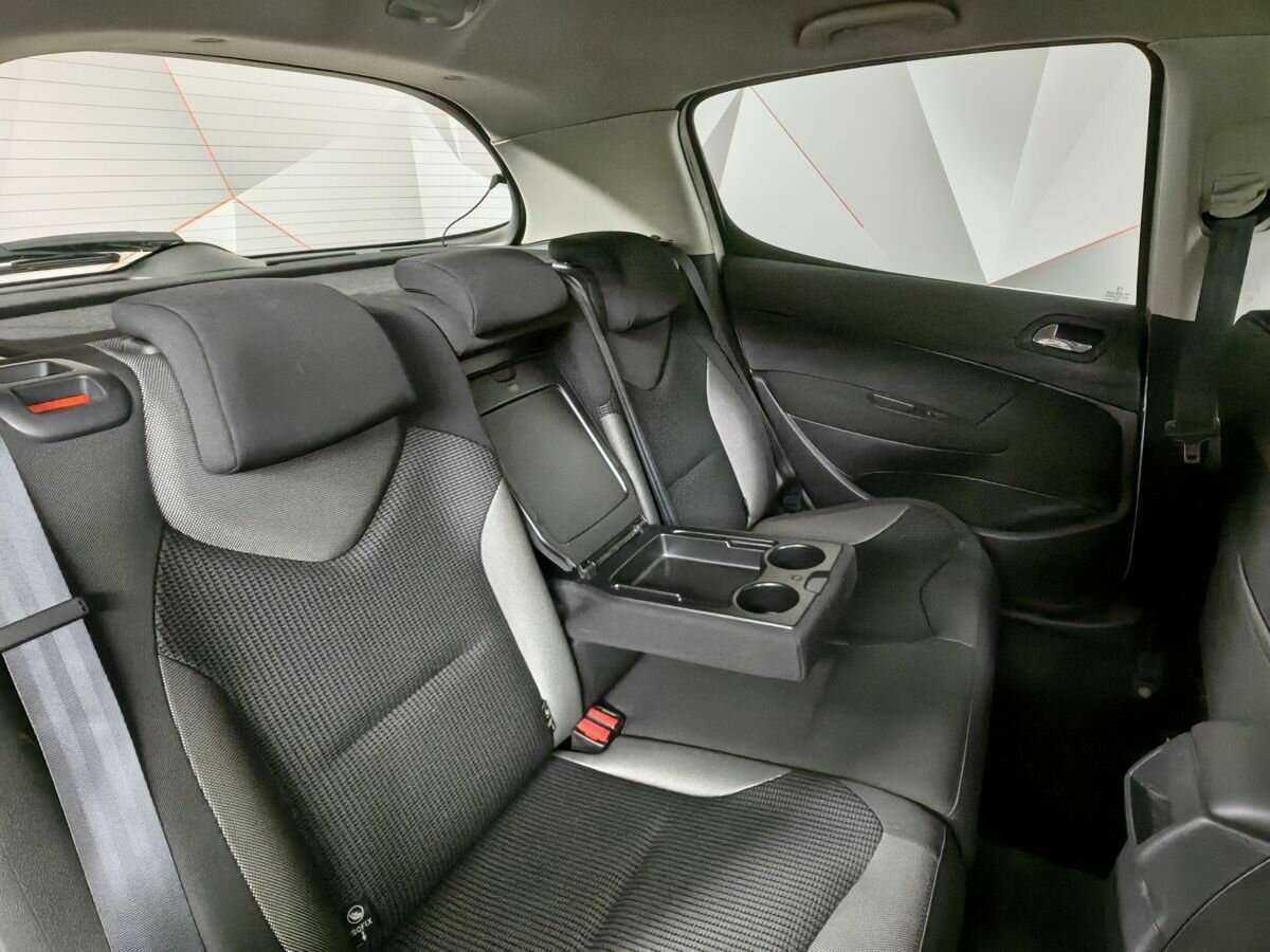 Peugeot 308 с пробегом — 2011 год. Фото: #11