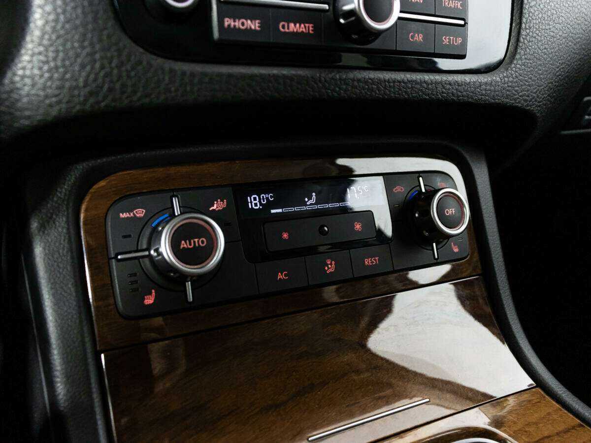 Volkswagen Touareg с пробегом — 2011 год. Фото: #16