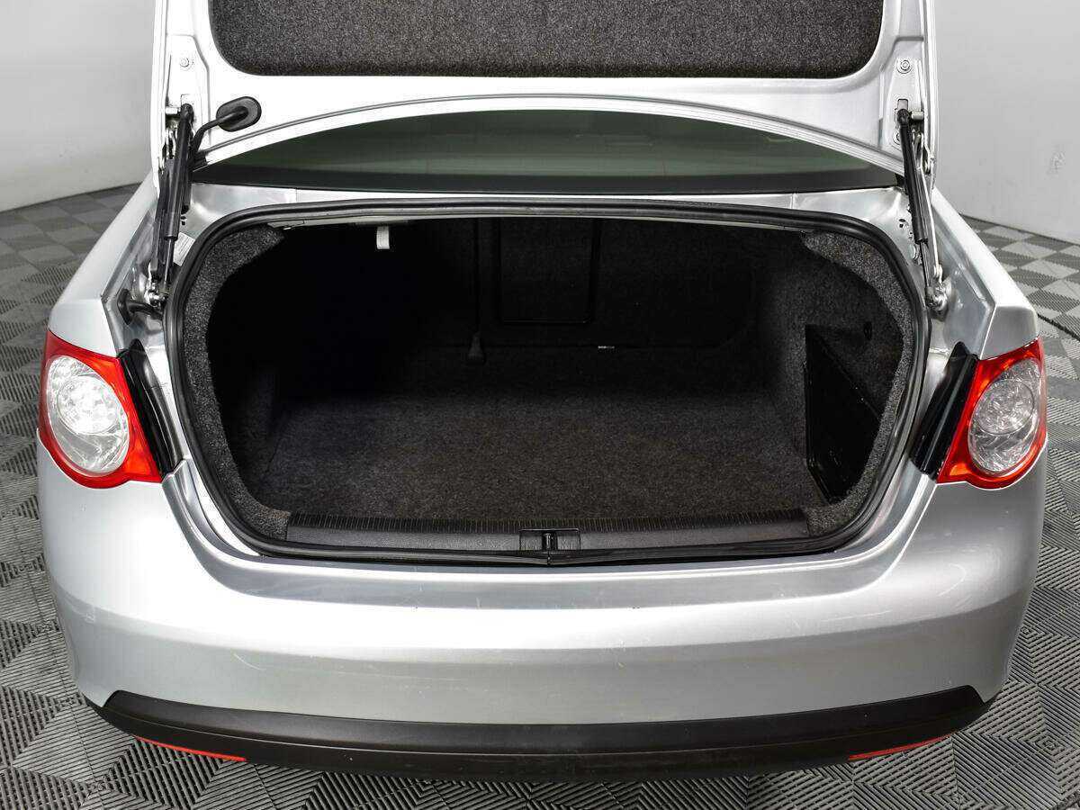 Volkswagen Jetta с пробегом — 2010 год. Фото: #14