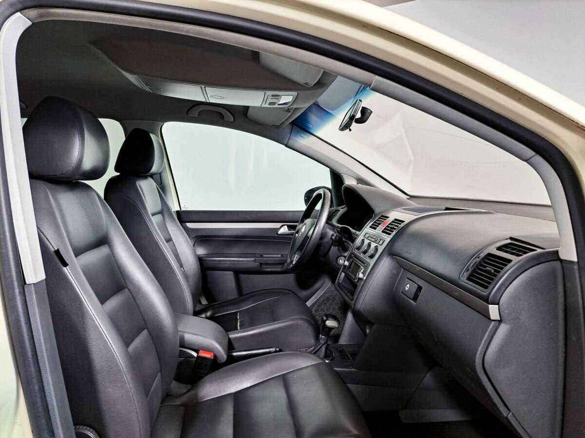 Volkswagen Touran с пробегом — 2010 год. Фото: #8