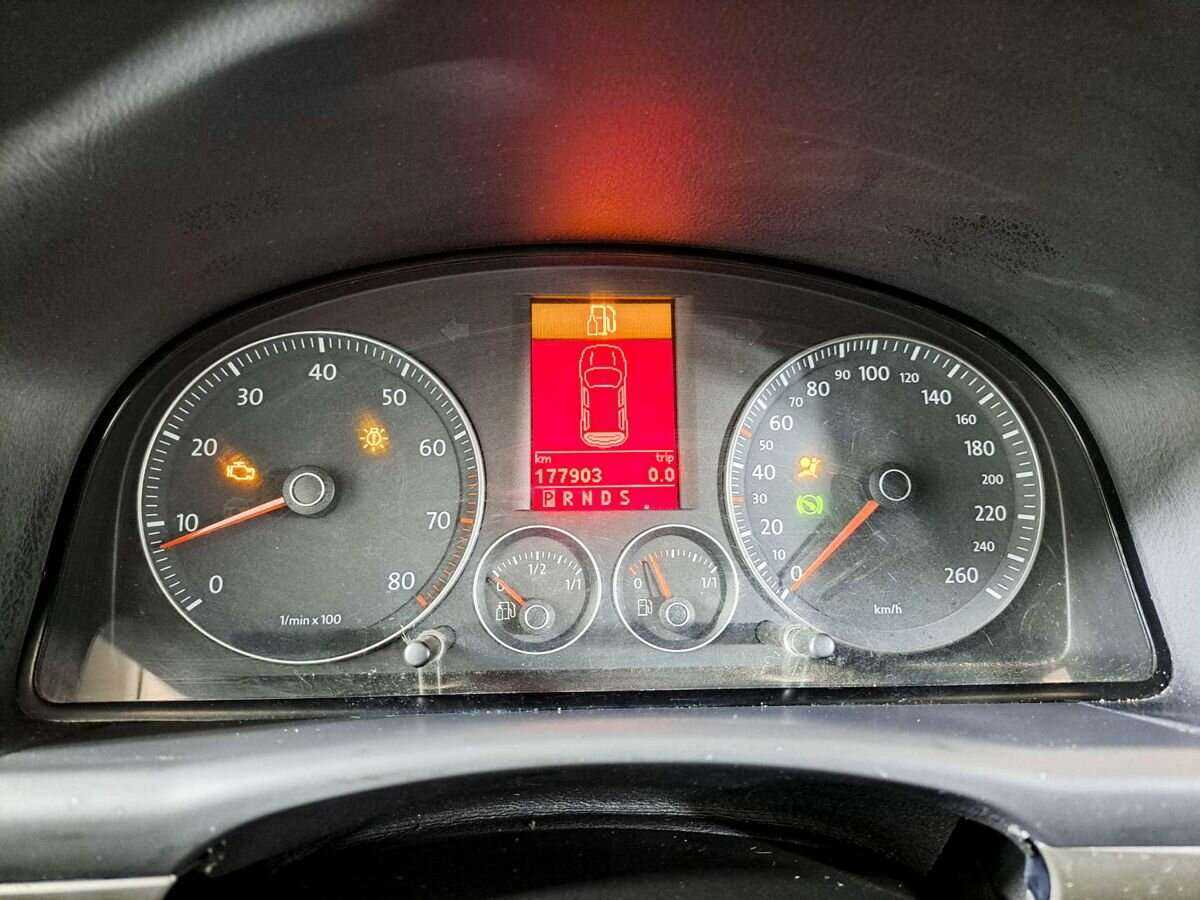 Volkswagen Touran с пробегом — 2010 год. Фото: #10