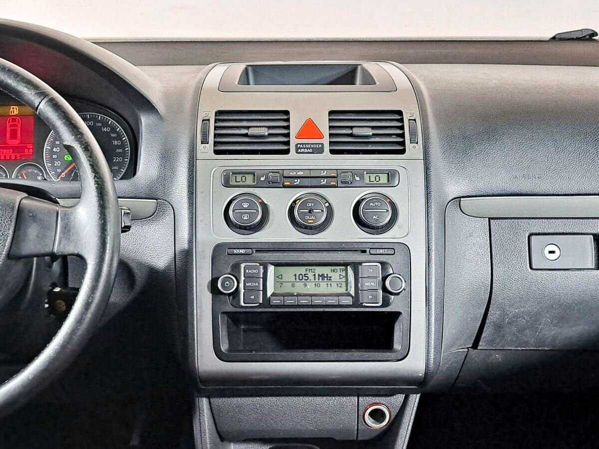 Volkswagen Touran с пробегом — 2010 год. Фото: #12