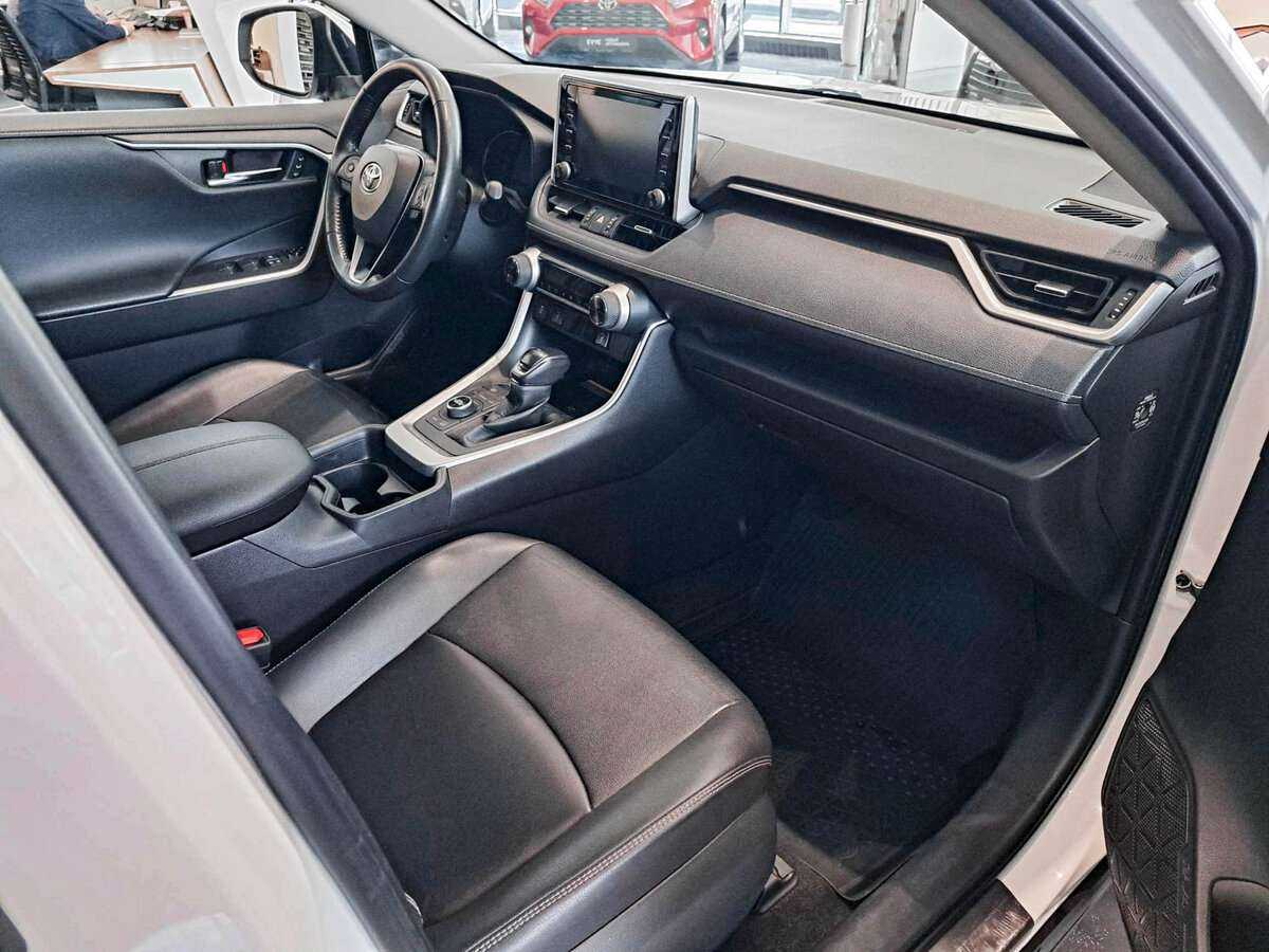 Toyota RAV4 с пробегом — 2021 год. Фото: #8