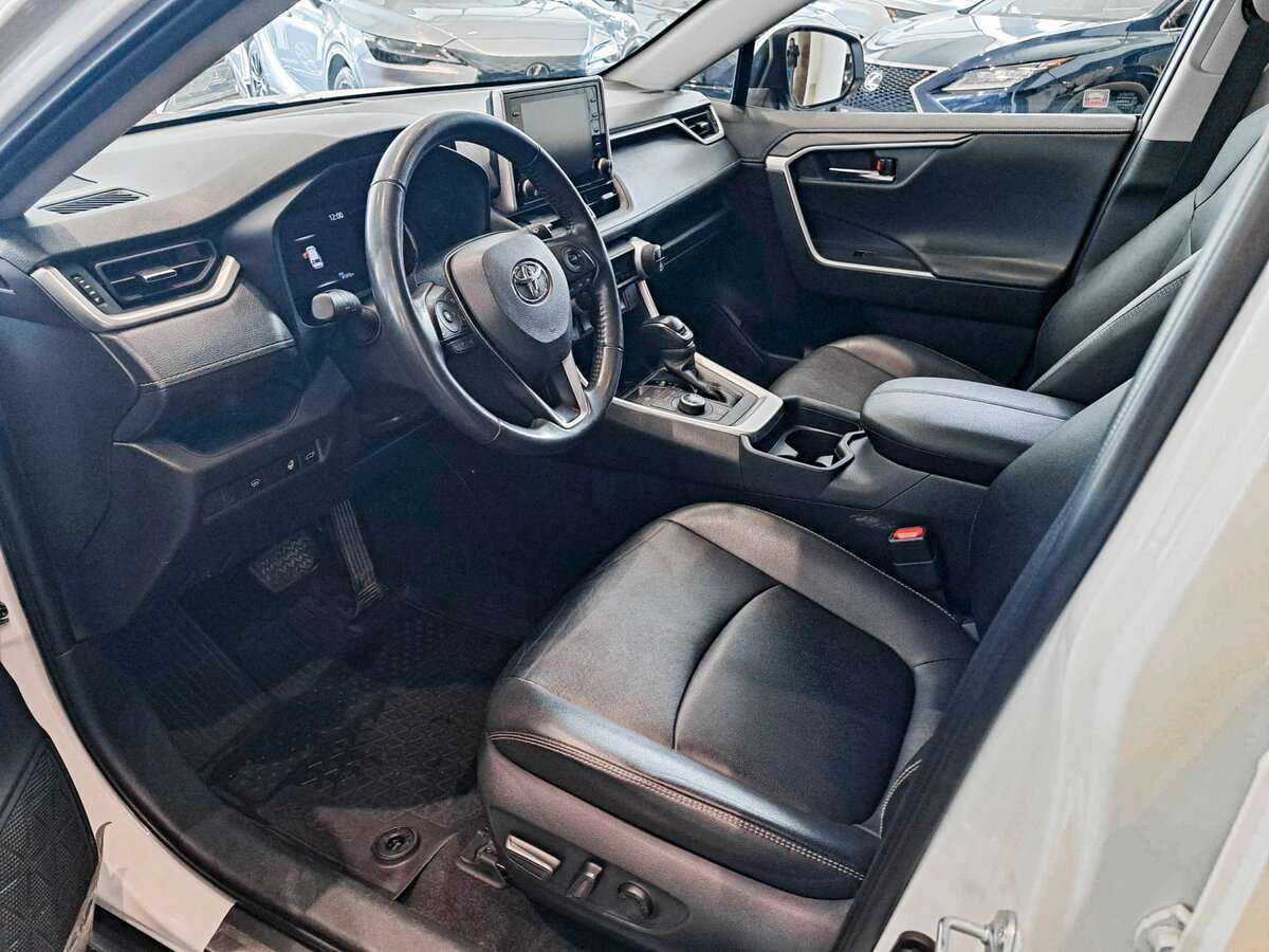 Toyota RAV4 с пробегом — 2021 год. Фото: #13