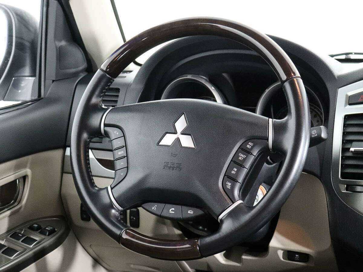 Mitsubishi Pajero с пробегом — 2019 год. Фото: #16