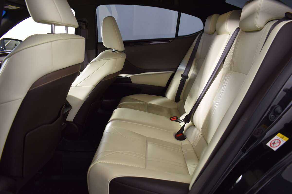 Lexus ES с пробегом — 2018 год. Фото: #9