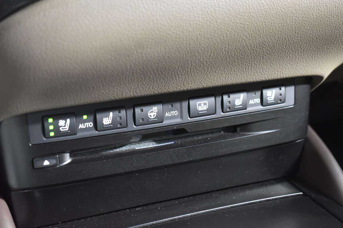 Lexus ES с пробегом — 2018 год. Фото: #15